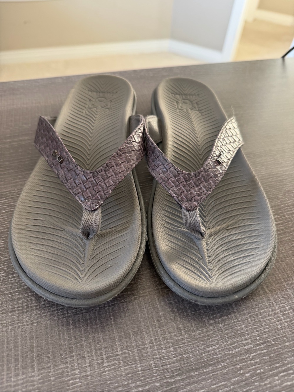 KuaiLu Women's Orthotic Flip Flops with Arch Support Woven
Strap Size 8.5